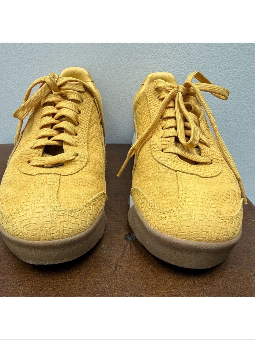 PUMA Roma Embossed Yellow Gold Logo Leather Suede Sneakers RARE - Picture 2 of 9